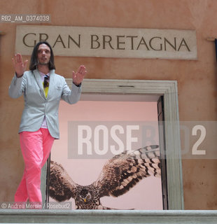 Lartista inglese Jeremy Deller posa accanto il dettaglio della sua installazione artistica Englis Magic, allesterno del Padiglione Gran Bretagna, ai giardini della Biennale Arte 55° edizione, Venezia 29 maggio 2013. © ANDREA MEROLA.The British artist Jeremy Deller poses beside the detail of his artistic installation Englis Magic, outside the Great Britain Pavilion, at the gardens of the Art Biennale 55th edition, Venice May 29, 2013.  ©Andrea Merola/Rosebud2