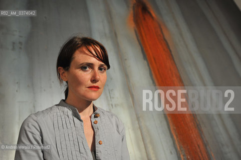 Lartista italiana Francesca Grilli posa accanto la sua opera Ossido Ferrico esposta nel  Padiglione Italia allArsenale, durante la Biennale Arte 55° edizione, Venezia 29 maggio 2013. © ANDREA MEROLA.The Italian artist Francesca Grilli poses next to her work Ossido Ferrico exhibited in the Italian Pavilion at the Arsenale, during the 55th edition Art Biennale, Venice May 29th 2013.  ©Andrea Merola/Rosebud2