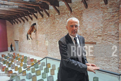 Il curatore artistico italiano Francesco Bonami posa in una sala allinterno del museo darte moderna Francoise Pinault, a Punta della Dogana, Venezia 3 giugno 2009. © Andrea MEROLA.The Italian artistic curator Francesco Bonami poses in a room inside the modern art museum Francoise Pinault, in Punta della Dogana, Venice 3 June 2009.  ©Andrea Merola/Rosebud2