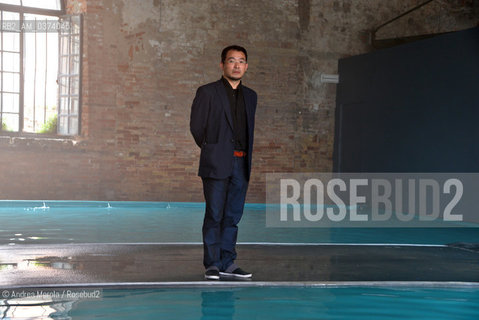 Lartista tuvanese Vincent J.F. Huang posa accanto la sua opera Crossing the Tide,  nel Padiglione Tuvalu (Isole Indonesiane), allArsenale, durante Biennale Arte 56°, Venezia 6 maggio 2015. © ANDREA MEROLA.The Tuvanese artist Vincent J.F. Huang poses next to his work Crossing the Tide, in the Tuvalu Pavilion (Indonesian Islands), at the Arsenal, during the 56th Art Biennale, Venice 6 May 2015.  ©Andrea Merola/Rosebud2