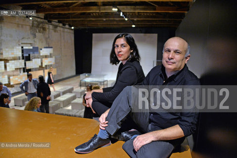 Gli artisti peruviani Raimond Chaves e Gilda Mantillas posano accanto un dettaglio della loro opera artistica Misplace Ruins, allinterno del Padiglione Perù allArsenale, durante Biennale Arte 56°, Venezia 7 maggio 2015. © ANDREA MEROLA.Peruvian artists Raimond Chaves and Gilda Mantillas pose a detail of their artistic work Misplace Ruins, inside the Peru Pavilion at the Arsenale, during the 56th Art Biennale, Venice May 7th 2015.  ©Andrea Merola/Rosebud2