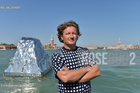 Lartista italo-albanese Helidon Xhixha posa davanti la sua opera Iceberg a Venezia, in navigazione nello specchio dacqua davanti San Marco, realizzt per il padiglione della Repubblica Araba Siriana, durante Biennale Arte 55°, Venezia 8 maggio 2015. © ANDREA MEROLA.The Italian-Albanian artist Helidon Xhixha poses in front of her work Iceberg in Venice, navigating in the mirror of water in front of San Marco, realized for the pavilion of the Syrian Arab Republic, during Art 55th Biennale, Venice 8 May 2015.  ©Andrea Merola/Rosebud2