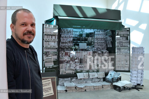 Lartista spagnolo Francesc Ruiz posa accanto la sua opera Edicola Mundo, esposta nel padiglione Spagna, durante Biennale Arte 55°, Venezia 8 maggio 2015. © ANDREA MEROLA.The Spanish artist Francesc Ruiz poses next to his work Edicola Mundo, exhibited in the Spanish pavilion, during the 55th Art Biennale, Venice 8 May 2015.  ©Andrea Merola/Rosebud2