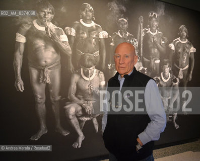 Il foto documentarista brasiliano Sebastiao Salgado posa davanti ad una gigantografia di una sua opera, in anteprima alla presentazione del suo ultimo lavoro, Genesis, un omaggio alla natura costato otto anni di ricerche nei cinque continenti. La mostra è stata ospitata nella Casa dei Tre Oci, alla Giudecca, sede espositiva della Fondazione Civita Tre Venezie, Venezia 30 gennaio 2014. © ANDREA MEROLA.The Brazilian documentary photographer Sebastiao Salgado poses in front of a gigantograph of one of his works, a preview of the presentation of his latest work, Genesis, a tribute to nature that has cost eight years of research on the five continents. The exhibition was hosted in the Casa dei Tre Oci, at the Giudecca, the exhibition venue of the Tre Venezie Civita Foundation, Venice, 30 January 2014.  ©Andrea Merola/Rosebud2