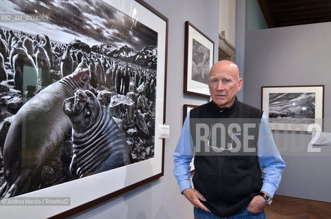 Il foto documentarista brasiliano Sebastiao Salgado posa davanti ad una gigantografia di una sua opera, in anteprima alla presentazione del suo ultimo lavoro, Genesis, un omaggio alla natura costato otto anni di ricerche nei cinque continenti. La mostra è stata ospitata nella Casa dei Tre Oci, alla Giudecca, sede espositiva della Fondazione Civita Tre Venezie, Venezia 30 gennaio 2014. © ANDREA MEROLA.The Brazilian documentary photographer Sebastiao Salgado poses in front of a gigantograph of one of his works, a preview of the presentation of his latest work, Genesis, a tribute to nature that has cost eight years of research on the five continents. The exhibition was hosted in the Casa dei Tre Oci, at the Giudecca, the exhibition venue of the Tre Venezie Civita Foundation, Venice, 30 January 2014.  ©Andrea Merola/Rosebud2