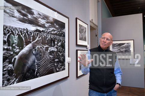 Il foto documentarista brasiliano Sebastiao Salgado posa davanti ad una gigantografia di una sua opera, in anteprima alla presentazione del suo ultimo lavoro, Genesis, un omaggio alla natura costato otto anni di ricerche nei cinque continenti. La mostra è stata ospitata nella Casa dei Tre Oci, alla Giudecca, sede espositiva della Fondazione Civita Tre Venezie, Venezia 30 gennaio 2014. © ANDREA MEROLA.The Brazilian documentary photographer Sebastiao Salgado poses in front of a gigantograph of one of his works, a preview of the presentation of his latest work, Genesis, a tribute to nature that has cost eight years of research on the five continents. The exhibition was hosted in the Casa dei Tre Oci, at the Giudecca, the exhibition venue of the Tre Venezie Civita Foundation, Venice, 30 January 2014.  ©Andrea Merola/Rosebud2