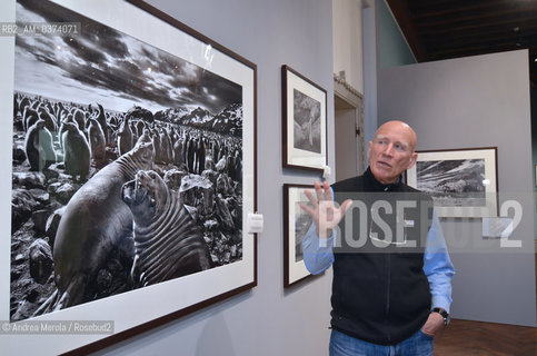 Il foto documentarista brasiliano Sebastiao Salgado posa davanti ad una gigantografia di una sua opera, in anteprima alla presentazione del suo ultimo lavoro, Genesis, un omaggio alla natura costato otto anni di ricerche nei cinque continenti. La mostra è stata ospitata nella Casa dei Tre Oci, alla Giudecca, sede espositiva della Fondazione Civita Tre Venezie, Venezia 30 gennaio 2014. © ANDREA MEROLA.The Brazilian documentary photographer Sebastiao Salgado poses in front of a gigantograph of one of his works, a preview of the presentation of his latest work, Genesis, a tribute to nature that has cost eight years of research on the five continents. The exhibition was hosted in the Casa dei Tre Oci, at the Giudecca, the exhibition venue of the Tre Venezie Civita Foundation, Venice, 30 January 2014.  ©Andrea Merola/Rosebud2