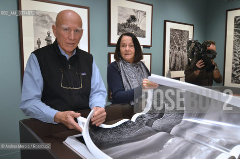 Il foto documentarista brasiliano Sebastiao Salgado (a sx) e la moglie Lélia Wanick (a dx) fotografati mentre controllano alcune stampe, in anteprima alla presentazione di Genesis, un omaggio alla natura costato otto anni di ricerche nei cinque continenti, Venezia 30 gennaio 2014. La mostra è stata ospitata nella Casa dei Tre Oci, alla Giudecca, sede espositiva della Fondazione Civita Tre Venezie, dal 1 febbraio all11 maggio 2014. © ANDREA MEROLA.The Brazilian documentary photo Sebastiao Salgado (left) and his wife Lélia Wanick (on the right) photographed while checking some prints, a preview at the presentation of Genesis, a tribute to the nature cost eight years of research in the five continents, Venice January 30 2014. The exhibition was hosted in the Casa dei Tre Oci, at the Giudecca, the exhibition venue of the Tre Venezie Civita Foundation, from 1 February to 11 May 2014.  ©Andrea Merola/Rosebud2