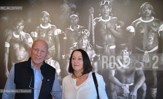 Il foto documentarista brasiliano Sebastiao Salgado (sx) con accanto la moglie Lèlia Wanick (dx), posa davanti ad una gigantografia di una sua opera alla presentazione del suo ultimo lavoro, Genesis, un omaggio alla natura costato otto anni di ricerche nei cinque continenti, Venezia 30 gennaio 2014. La mostra è stata ospitata nella Casa dei Tre Oci, alla Giudecca, sede espositiva della Fondazione Civita Tre Venezie, dal 1 febbraio all11 maggio 2014. © ANDREA MEROLA.The Brazilian documentary photographer Sebastiao Salgado (left) with his wife Lèlia Wanick (right), poses in front of a giant of one of his works at the presentation of his latest work, Genesis, a tribute to nature that cost eight years of research in the five continents, Venice 30 January 2014. The exhibition was hosted in the Casa dei Tre Oci, at the Giudecca, the exhibition venue of the Tre Venezie Civita Foundation, from 1 February to 11 May 2014.  ©Andrea Merola/Rosebud2