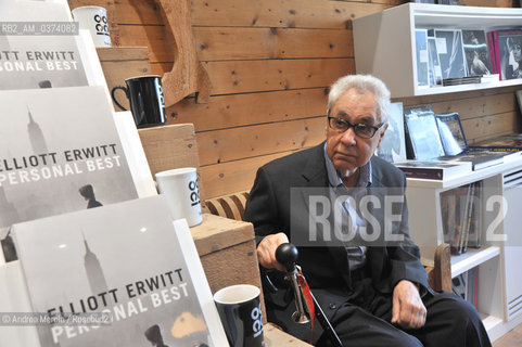 Il maestro della fotografia del 900 Elliott Erwitt posa seduto in un angolo allinterno della galleria Casa dei Tre Oci, in Giudecca a Venezia, durante la vernice della mostra Personal Best dedicata alla sua carriera fotografica, Venezia 29 marzo 2012. © ANDREA MEROLA.The master of 20th century photography Elliott Erwitt poses sitting in a corner inside the Casa dei Tre Oci gallery, in Giudecca in Venice, during the painting of the exhibition Personal Best dedicated to his photographic career, Venice March 29th, 2012.  ©Andrea Merola/Rosebud2