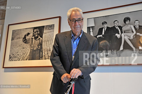 Il maestro della fotografia del 900 Elliott Erwitt posa sullo sfondo di due delle sue opere preferite, nella galleria Casa dei Tre Oci, in Giudecca a Venezia, durante la vernice della mostra Personal Best dedicata alla sua carriera fotografica, Venezia 29 marzo 2012. © ANDREA MEROLA.The master of 20th century photography Elliott Erwitt poses against the background of two of his favorite works, in the Casa dei Tre Oci gallery, in Giudecca in Venice, during the exhibition Personal Best dedicated to his photographic career, Venice March 29, 2012 .  ©Andrea Merola/Rosebud2