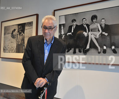 Il maestro della fotografia del 900 Elliott Erwitt posa sullo sfondo di due delle sue opere preferite, nella galleria Casa dei Tre Oci, in Giudecca a Venezia, durante la vernice della mostra Personal Best dedicata alla sua carriera fotografica, Venezia 29 marzo 2012. © ANDREA MEROLA.The master of 20th century photography Elliott Erwitt poses against the background of two of his favorite works, in the Casa dei Tre Oci gallery, in Giudecca in Venice, during the exhibition Personal Best dedicated to his photographic career, Venice March 29, 2012 .  ©Andrea Merola/Rosebud2