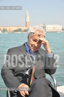 Il maestro della fotografia del 900 Elliott Erwitt in un momento di relax, durante la vernice della mostra Personal Best dedicata alla sua carriera fotografica, nella galleria Casa dei Tre Oci, in Giudecca a Venezia, 29 marzo 2012. © ANDREA MEROLA.The master of 20th century photography Elliott Erwitt in a moment of relaxation, during the painting of the exhibition Personal Best dedicated to his photographic career, in the Casa dei Tre Oci gallery, in Giudecca in Venice, March 29, 2012.  ©Andrea Merola/Rosebud2