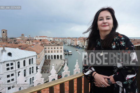 La scrittrice italo-tedesca Helena Janeczek posa sulla terrazza panoramica sul tetto del Fondaco dei Tedeschi, Venezia, 27 giugno 2018..Helena Janeczek è uno dei cinque scrittori finalisti del Premio Lettterario Campiello 56° edizione col romanzo  La Ragazza con la Leica , Guanda editore. .The Italian-German writer Helena Janeczek poses on the roof terrace of the Fondaco dei Tedeschi, Venice, 27 June 2018..Helena Janeczek is one of the five finalist writers of the Campiello Literature Prize 56th edition with the novel The Girl with the Leica, Guanda publisher. ©Andrea Merola/Rosebud2