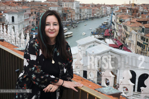 La scrittrice italo-tedesca Helena Janeczek posa sulla terrazza panoramica sul tetto del Fondaco dei Tedeschi, Venezia, 27 giugno 2018..Helena Janeczek è uno dei cinque scrittori finalisti del Premio Lettterario Campiello 56° edizione col romanzo  La Ragazza con la Leica , Guanda editore. .The Italian-German writer Helena Janeczek poses on the roof terrace of the Fondaco dei Tedeschi, Venice, 27 June 2018..Helena Janeczek is one of the five finalist writers of the Campiello Literature Prize 56th edition with the novel The Girl with the Leica, Guanda publisher. ©Andrea Merola/Rosebud2