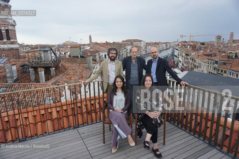 I cinque scrittori finalisti del Premio Letterario Campiello 56° Edizione posano sulla terrazza panoramica sul tetto del Fondaco dei Tedeschi, Venezia, 27 giugno 2018..Da sx a dx; Francesco Targhetta ( Le Vite potenziali, Mondadori editore), Ermanno Cavazzoni (  La Galassia dei dementi, La Nave di Teseo editore), Davide Orecchio (  Mio padre la rivoluzione , Minimum Fax editore); sedute; Rosella Postorino ( Le Assaggiatrici , Feltrinelli editore), Helena Janeczek ( La Ragazza con la Leica, Guanda editore)..The five finalists of the Campiello Literary Prize 56th Edition pose on the roof terrace of the Fondaco dei Tedeschi, Venice, 27 June 2018..From left to right; Francesco Targhetta (The Potential Lives, Mondadori publisher), Ermanno Cavazzoni (La Galassia dei dementi, La Nave di Teseo editore), Davide Orecchio (My father the revolution, Minimum Fax publisher); sessions; Rosella Postorino (Le Assaggiatrici, Feltrinelli publisher), Helena Janeczek (The Girl with the Leica, Guanda publisher). ©Andrea Merola/Rosebud2