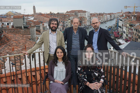 I cinque scrittori finalisti del Premio Letterario Campiello 56° Edizione posano sulla terrazza panoramica sul tetto del Fondaco dei Tedeschi, Venezia, 27 giugno 2018..Da sx a dx; Francesco Targhetta ( Le Vite potenziali, Mondadori editore), Ermanno Cavazzoni (  La Galassia dei dementi, La Nave di Teseo editore), Davide Orecchio (  Mio padre la rivoluzione , Minimum Fax editore); sedute; Rosella Postorino ( Le Assaggiatrici , Feltrinelli editore), Helena Janeczek ( La Ragazza con la Leica, Guanda editore)..The five finalists of the Campiello Literary Prize 56th Edition pose on the roof terrace of the Fondaco dei Tedeschi, Venice, 27 June 2018..From left to right; Francesco Targhetta (The Potential Lives, Mondadori publisher), Ermanno Cavazzoni (La Galassia dei dementi, La Nave di Teseo editore), Davide Orecchio (My father the revolution, Minimum Fax publisher); sessions; Rosella Postorino (Le Assaggiatrici, Feltrinelli publisher), Helena Janeczek (The Girl with the Leica, Guanda publisher). ©Andrea Merola/Rosebud2