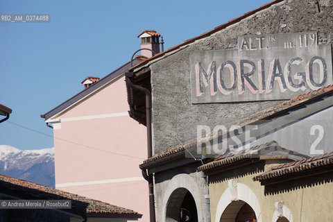 Lantico toponimo stradale del paese di Moriago, conservato sul muro di unantica casa sopravissuta alla Grande Guerra, allingresso del piccolo centro abitato..Il paese di Moriago, ribatezzato Moriago della Battaglia, nel 1918 si trovò nel mezzo del cosidetto fronte del Piave, tra lesercito italiano posizionato sulle colline del Montello, e lesercito austriaco a valle, il fiume e il centro abitato come terra di nessuno. Gli abitanti sfollarono per la maggior parte, anche se alcuni rimasero a custodia delle case, che però vennero in gran parte distrutte dai bombardamenti di entrambi gli schieramenti..Finita la Grande Guerra, la popolazione di Moriago fu insignita dellonoreficenza della Medaglia dOro al Valore Civile. © Andrea MEROLA  .The ancient toponym of the town of Moriago, preserved on the wall of an ancient house survived the Great War, at the entrance of the small town..The town of Moriago, renamed Moriago della Battaglia, in 1918 found itself in the middle of the so-called front of the Piave, between the Italian army positioned on the hills of Montello, and the Austrian army downstream, the river and the inhabited center as a land of nobody. The inhabitants displaced for the most part, although some remained in custody of the houses, which however were largely destroyed by the bombing of both sides..After the Great War, the population of Moriago was awarded the honor of the Gold Medal to Civil Value.  ©Andrea Merola/Rosebud2