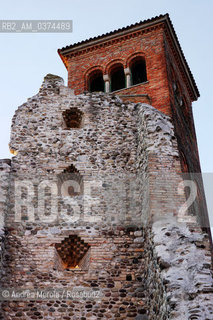 I ruderi dellantica torre campanaria stile romanico, costruita dai conti Da Canino nel dodicesimo secolo, e distrutta a cannonate per evitare che diventasse posto di osservazione, durante la battaglia del Piave..Il paese di Moriago, ribatezzato Moriago della Battaglia, nel 1918 si trovò nel mezzo del cosidetto fronte del Piave, tra lesercito italiano posizionato sulle colline del Montello, e lesercito austriaco a valle, il fiume e il centro abitato come terra di nessuno. Gli abitanti sfollarono per la maggior parte, anche se alcuni rimasero a custodia delle case, che però vennero in gran parte distrutte dai bombardamenti di entrambi gli schieramenti..Finita la Grande Guerra, la popolazione di Moriago fu insignita dellonoreficenza della Medaglia dOro al Valore Civile. © Andrea MEROLA  .The ruins of the ancient Romanesque bell tower, built by the Counts Da Canino in the twelfth century, and destroyed by cannon fire to prevent it from becoming an observation post during the battle of the Piave..The town of Moriago, renamed Moriago della Battaglia, in 1918 found itself in the middle of the so-called front of the Piave, between the Italian army positioned on the hills of Montello, and the Austrian army downstream, the river and the inhabited center as a land of nobody. The inhabitants displaced for the most part, although some remained in custody of the houses, which however were largely destroyed by the bombing of both sides..After the Great War, the population of Moriago was awarded the honor of the Gold Medal to Civil Value.  ©Andrea Merola/Rosebud2