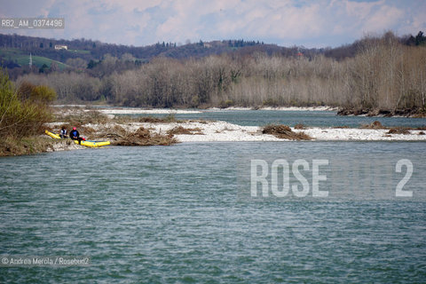 Una panoramica sul fiume Piave, in località Isola dei Morti; sullo sfondo la sagoma delle colline del Montello..LIsola dei Morti è una insenatura del fiume Piave, dal fondale basso e ghiaioso, dove frequentemente si arenavano i cadaveri dei soldati, trascinati dalla corrente..Il paese di Moriago, ribatezzato Moriago della Battaglia, nel 1918 si trovò nel mezzo del cosidetto fronte del Piave, tra lesercito italiano posizionato sulle colline del Montello, e lesercito austriaco a valle, il fiume e il centro abitato come terra di nessuno. Gli abitanti sfollarono per la maggior parte, anche se alcuni rimasero a custodia delle case, che però vennero in gran parte distrutte dai bombardamenti di entrambi gli schieramenti..Finita la Grande Guerra, la popolazione di Moriago fu insignita dellonoreficenza della Medaglia dOro al Valore Civile. © Andrea MEROLA  .An overview of the Piave river, in Isola dei Morti; in the background the silhouette of the Montello hills..The Island of the Dead is an inlet of the Piave river, with a shallow, gravelly bottom, where the corpses of soldiers, frequently dragged by the current, ran aground..The town of Moriago, renamed Moriago della Battaglia, in 1918 found itself in the middle of the so-called front of the Piave, between the Italian army positioned on the hills of Montello, and the Austrian army downstream, the river and the inhabited center as a land of nobody. The inhabitants displaced for the most part, although some remained in custody of the houses, which however were largely destroyed by the bombing of both sides..After the Great War, the population of Moriago was awarded the honor of the Gold Medal to Civil Value.  ©Andrea Merola/Rosebud2