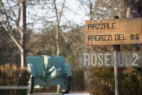 Un piazzale dedicato ai fanti italiani nati nel 1899, in località Isola dei Morti..LIsola dei Morti è una insenatura del fiume Piave, dal fondale basso e ghiaioso, dove frequentemente si arenavano i cadaveri dei soldati, trascinati dalla corrente..Il paese di Moriago, ribatezzato Moriago della Battaglia, nel 1918 si trovò nel mezzo del cosidetto fronte del Piave, tra lesercito italiano posizionato sulle colline del Montello, e lesercito austriaco a valle, il fiume e il centro abitato come terra di nessuno. Gli abitanti sfollarono per la maggior parte, anche se alcuni rimasero a custodia delle case, che però vennero in gran parte distrutte dai bombardamenti di entrambi gli schieramenti..Finita la Grande Guerra, la popolazione di Moriago fu insignita dellonoreficenza della Medaglia dOro al Valore Civile. © Andrea MEROLA  .A square dedicated to Italian infantry born in 1899, in Isola dei Morti..The Island of the Dead is an inlet of the Piave river, with a shallow, gravelly bottom, where the corpses of soldiers, frequently dragged by the current, ran aground..The town of Moriago, renamed Moriago della Battaglia, in 1918 found itself in the middle of the so-called front of the Piave, between the Italian army positioned on the hills of Montello, and the Austrian army downstream, the river and the inhabited center as a land of nobody. The inhabitants displaced for the most part, although some remained in custody of the houses, which however were largely destroyed by the bombing of both sides..After the Great War, the population of Moriago was awarded the honor of the Gold Medal to Civil Value.  ©Andrea Merola/Rosebud2