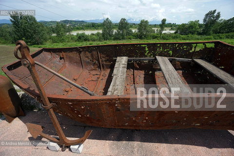 I fori dei proiettili sulla fiancata del barcone dei pontieri, monumento dedicato ai soldati italiani del Genio Pontieri uccisi mentre gettavano i ponti di barche per attraversare il fiume Piave, durante la controffensiva del Solstizio del giugno 1918, in località Nervesa..Labitato di Nervesa, poi denominata della Battaglia, fu investito in pieno dal fuoco dei cannoni austriaci e completamente distrutto, durante loffensiva del giugno 1918. © Andrea MEROLA.The holes of the bullets on the side of the barge of the bridges, a monument dedicated to the Italian soldiers of the Genius Pontieri killed while throwing the bridges of boats to cross the river Piave, during the counteroffensive of the Solstice of June 1918, in the locality Nervesa..The village of Nervesa, later called the Battle, was fully hit by the fire of the Austrian cannons and completely destroyed during the offensive of June 1918.  ©Andrea Merola/Rosebud2