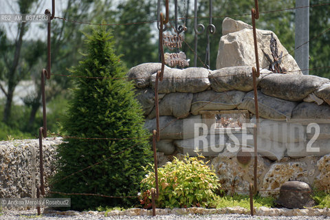 La ricostruzione di una trincea sullargine del fiume Piave, in memoria dei soldati di entrambi gli schieramenti morti nella battaglia del Solstizio, nel giugno 1918, in località Nervesa..Labitato di Nervesa, poi denominata della Battaglia, fu investito in pieno dal fuoco dei cannoni austriaci e completamente distrutto, durante loffensiva del giugno 1918. © Andrea MEROLA.The reconstruction of a trench on the embankment of the river Piave, in memory of the soldiers of both sides dead in the battle of the Solstice, in June 1918, in the locality of Nervesa..The village of Nervesa, later called the Battle, was fully hit by the fire of the Austrian cannons and completely destroyed during the offensive of June 1918.  ©Andrea Merola/Rosebud2