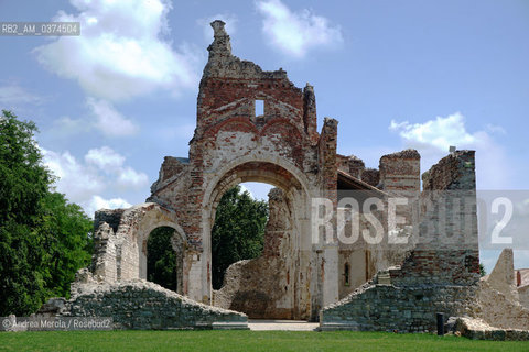 Le rovine dellabbazia di SantEustacchio, completamente distrutta dai bombardamenti nella battaglia del Solstizio, nel giugno 1918, in località Nervesa..Lantica abbazia di SantEustacchio era stata fondata nellundicesimo secolo dai.monaci benedettini, vi soggiornò monsignor Giovanni Della Casa, come Inquisitore del SantOffizio, e qui compose il suo celebre Galateo. .Labitato di Nervesa, poi denominata della Battaglia, fu investito in pieno dal fuoco dei cannoni austriaci e completamente distrutto, durante loffensiva del giugno 1918. © Andrea MEROLA.The ruins of the Abbey of SantEustacchio, completely destroyed by the bombings in the battle of the Solstice, in June 1918, in the locality of Nervesa..The ancient abbey of SantEustacchio was founded in the eleventh century by.Benedictine monks, Monsignor Giovanni Della Casa stayed there, as Inquisitor of the Holy Office, and here he composed his famous Galateo..The village of Nervesa, later called the Battle, was fully hit by the fire of the Austrian cannons and completely destroyed during the offensive of June 1918.  ©Andrea Merola/Rosebud2