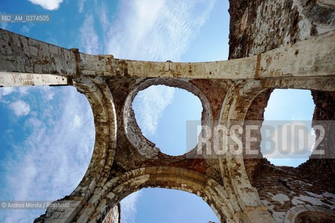 Dettaglio sulle rovine dellabbazia di SantEustacchio, completamente distrutta dai bombardamenti nella battaglia del Solstizio, nel giugno 1918, in località Nervesa..Lantica abbazia di SantEustacchio era stata fondata nellundicesimo secolo dai.monaci benedettini, vi soggiornò monsignor Giovanni Della Casa, come Inquisitore del SantOffizio, e qui compose il suo celebre Galateo. .Labitato di Nervesa, poi denominata della Battaglia, fu investito in pieno dal fuoco dei cannoni austriaci e completamente distrutto, durante loffensiva del giugno 1918. © Andrea MEROLA.Detail on the ruins of the Abbey of SantEustacchio, completely destroyed by the bombings in the battle of the Solstice, in June 1918, in the locality of Nervesa..The ancient abbey of SantEustacchio was founded in the eleventh century by.Benedictine monks, Monsignor Giovanni Della Casa stayed there, as Inquisitor of the Holy Office, and here he composed his famous Galateo..The village of Nervesa, later called the Battle, was fully hit by the fire of the Austrian cannons and completely destroyed during the offensive of June 1918.  ©Andrea Merola/Rosebud2