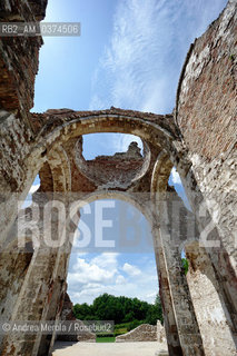 Dettaglio sulle rovine dellabbazia di SantEustacchio, completamente distrutta dai bombardamenti nella battaglia del Solstizio, nel giugno 1918, in località Nervesa..Lantica abbazia di SantEustacchio era stata fondata nellundicesimo secolo dai.monaci benedettini, vi soggiornò monsignor Giovanni Della Casa, come Inquisitore del SantOffizio, e qui compose il suo celebre Galateo. .Labitato di Nervesa, poi denominata della Battaglia, fu investito in pieno dal fuoco dei cannoni austriaci e completamente distrutto, durante loffensiva del giugno 1918. © Andrea MEROLA.Detail on the ruins of the Abbey of SantEustacchio, completely destroyed by the bombings in the battle of the Solstice, in June 1918, in the locality of Nervesa..The ancient abbey of SantEustacchio was founded in the eleventh century by.Benedictine monks, Monsignor Giovanni Della Casa stayed there, as Inquisitor of the Holy Office, and here he composed his famous Galateo..The village of Nervesa, later called the Battle, was fully hit by the fire of the Austrian cannons and completely destroyed during the offensive of June 1918.  ©Andrea Merola/Rosebud2