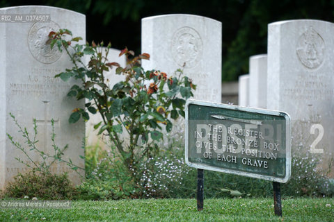 Lapidi indicano la sepoltura di soldati del Regno Unito, morti sul fronte del Piave nel 1918, nel cimitero britannico in località Giavera del Montello..Dal 1917 fino alla fine del conflitto nel 1918 furone tre le divisioni britanniche schierate sul fornte del Piave, per un totale di quarantamila uomini, a sostegno del Regio Esercito Italiano. Quattrocentosedici soldati del Regno Unito sono sepolti a Giavera. © Andrea MEROLA.Gravestones indicate the burial of soldiers of the United Kingdom, who died on the Piave front in 1918, in the British cemetery in the locality of Giavera del Montello..From 1917 until the end of the conflict in 1918, three British divisions were deployed on the Piave, for a total of forty thousand men, in support of the Royal Italian Army. Four hundred and sixteen soldiers from the United Kingdom are buried in Giavera.  ©Andrea Merola/Rosebud2