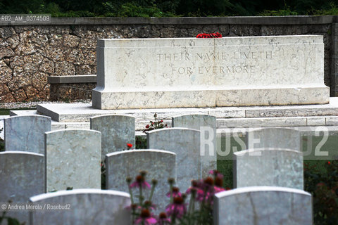 Lapidi indicano la sepoltura di soldati del Regno Unito, morti sul fronte del Piave nel 1918, nel cimitero britannico in località Giavera del Montello..Dal 1917 fino alla fine del conflitto nel 1918 furone tre le divisioni britanniche schierate sul fornte del Piave, per un totale di quarantamila uomini, a sostegno del Regio Esercito Italiano. Quattrocentosedici soldati del Regno Unito sono sepolti a Giavera. © Andrea MEROLA.Gravestones indicate the burial of soldiers of the United Kingdom, who died on the Piave front in 1918, in the British cemetery in the locality of Giavera del Montello..From 1917 until the end of the conflict in 1918, three British divisions were deployed on the Piave, for a total of forty thousand men, in support of the Royal Italian Army. Four hundred and sixteen soldiers from the United Kingdom are buried in Giavera.  ©Andrea Merola/Rosebud2