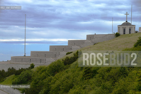 Il Sacrario Militare posto sulla cima del Monte Grappa, con la croce in acciaio visibile da Venezia, settanta chilometri più sotto..Nel Sacrario Militare del Monte Grappa, negli anni trenta del ventesimo secolo, dopo la Grande Guerra, vennero traslate le salme di oltre duemila soldati di entrambi gli schieramenti, caduti in battaglia; molti di loro erano morti nella Battaglia del Solstizio. © Andrea MEROLA.The Sacrario Militare on the top of Monte Grappa, with the steel cross visible from Venice, seventy kilometers below..In the Military Shrine of Monte Grappa, in the thirties of the twentieth century, after the Great War, the bodies of over two thousand soldiers of both sides were transferred, fallen in battle; many of them had died in the Battle of the Solstice.  ©Andrea Merola/Rosebud2