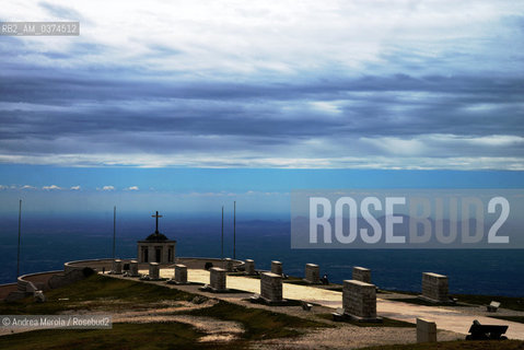 Il Sacrario Militare posto sulla cima del Monte Grappa, con la croce in acciaio visibile da Venezia, settanta chilometri più sotto..Nel Sacrario Militare del Monte Grappa, negli anni trenta del ventesimo secolo, dopo la Grande Guerra, vennero traslate le salme di oltre duemila soldati di entrambi gli schieramenti, caduti in battaglia; molti di loro erano morti nella Battaglia del Solstizio. © Andrea MEROLA.The Sacrario Militare on the top of Monte Grappa, with the steel cross visible from Venice, seventy kilometers below..In the Military Shrine of Monte Grappa, in the thirties of the twentieth century, after the Great War, the bodies of over two thousand soldiers of both sides were transferred, fallen in battle; many of them had died in the Battle of the Solstice.  ©Andrea Merola/Rosebud2