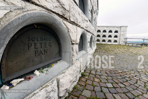 La tomba del soldato Peter Pan, situata nel settore austriaco sul Sacrario Militare costruito sulla cima del monte Grappa..Nel Sacrario Militare del Monte Grappa, negli anni trenta del ventesimo secolo, dopo la Grande Guerra, vennero traslate le salme di oltre duemila soldati di entrambi gli schieramenti, caduti in battaglia; molti di loro erano morti nella Battaglia del Solstizio. © Andrea MEROLA.The tomb of soldier Peter Pan, located in the Austrian sector on the Military Memorial built on top of Mount Grappa.ntieth century, after the Great War, the bodies of over two thousand soldiers of both sides were transferred, fallen in battle; many of them had died in the Battle of the Solstice.  ©Andrea Merola/Rosebud2