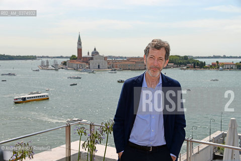 Il curatore artistico statunitense e neo direttore di Biennale Arti Visive Ralph Rugoff posa sulla terrazza panaoramica di Cà Giustinian, sede della Fondazione Culturale La Biennale di Venezia, Venezia, 16 luglio 2018. .The American art curator and new director of the Visual Arts Biennial Ralph Rugoff poses on the Cà Giustinian panooramic terrace, home of the La Biennale di Venezia, Venice, 16 July 2018 Cultural Foundation. ©Andrea Merola/Rosebud2