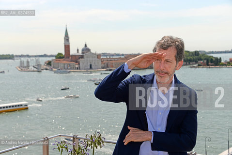 Il curatore artistico statunitense e neo direttore di Biennale Arti Visive Ralph Rugoff posa sulla terrazza panaoramica di Cà Giustinian, sede della Fondazione Culturale La Biennale di Venezia, Venezia, 16 luglio 2018. .The American art curator and new director of the Visual Arts Biennial Ralph Rugoff poses on the Cà Giustinian panooramic terrace, home of the La Biennale di Venezia, Venice, 16 July 2018 Cultural Foundation. ©Andrea Merola/Rosebud2