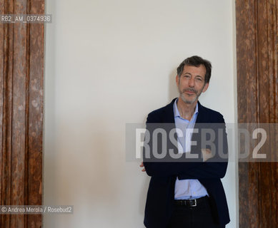 Il curatore artistico statunitense e neo direttore di Biennale Arti Visive Ralph Rugoff posa in una stanza di Cà Giustinian, sede della Fondazione Culturale La Biennale di Venezia, Venezia, 16 luglio 2018. .The American art curator and new director of the Visual Arts Biennial Ralph Rugoff poses inside one room of  Cà Giustinian palace, home of the La Biennale di Venezia, Venice, 16 July 2018 Cultural Foundation. ©Andrea Merola/Rosebud2