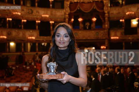 La scrittrice Rosella Postorino, vincitrice della cinquantaseiesima edizione del premio letterario Campiello, posa mostrando il premio, sul palco del Gran Teatro La Fenice, al termine della cerimonia di premiazione, questa sera 15 settembre 2018. Rosella Postorino ha vinto ledizione 56 del premio Campiello con il romanzo Le Assaggiatrici, edito da Feltrinelli. ©Andrea Merola/Rosebud2