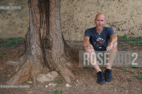 Il fotografo italiano Andrea Spinelli posa in una pausa degli incontri letterari di PordenoneLegge, 21 settebre 2018. Andrea Spinelli presenta il suo romanzo di esordio “Se cammino vivo”. ©Andrea Merola/Rosebud2