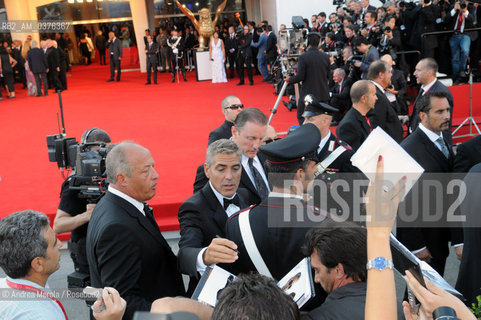 L’attore statunitense George Clooney sul red carpet per la serata inaugurale della 65° Mostra Internazionale d’Arte Cinematografica, Venezia 27 agosto 2008..Us actor George Clooney on red carpet during opening ceremony at 65° International Film Festival, Venice 2008, august 27th. ©Andrea Merola/Rosebud2