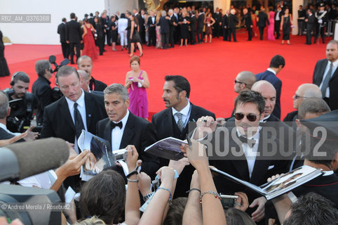 Gli attori statunitensi George Clooney e Brad Pitt sul red carpet per la serata inaugurale della 65° Mostra Internazionale d’Arte Cinematografica, Venezia 27 agosto 2008..Us actors George Clooney and Brad Pitt on red carpet during opening ceremony at 65° International Film Festival, Venice 2008, august 27th. ©Andrea Merola/Rosebud2