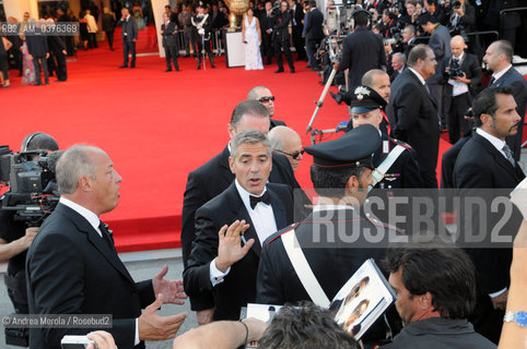 L’attore statunitense George Clooney sul red carpet per la serata inaugurale della 65° Mostra Internazionale d’Arte Cinematografica, Venezia 27 agosto 2008..Us actor George Clooney on red carpet during opening ceremony at 65° International Film Festival, Venice 2008, august 27th. ©Andrea Merola/Rosebud2