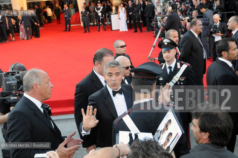 L’attore statunitense George Clooney sul red carpet per la serata inaugurale della 65° Mostra Internazionale d’Arte Cinematografica, Venezia 27 agosto 2008..Us actor George Clooney on red carpet during opening ceremony at 65° International Film Festival, Venice 2008, august 27th. ©Andrea Merola/Rosebud2