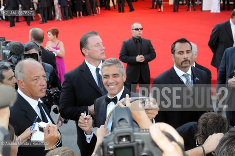 L’attore statunitense George Clooney sul red carpet per la serata inaugurale della 65° Mostra Internazionale d’Arte Cinematografica, Venezia 27 agosto 2008..Us actor George Clooney on red carpet during opening ceremony at 65° International Film Festival, Venice 2008, august 27th. ©Andrea Merola/Rosebud2