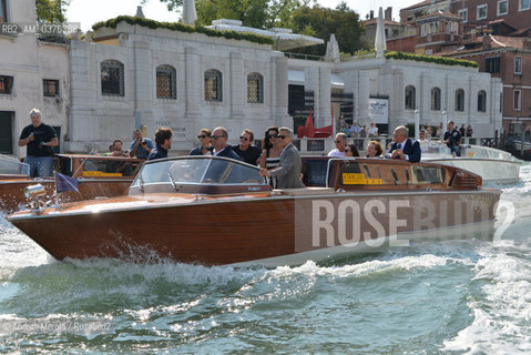 Amal Alamuddin e George Clooney , a Venezia per sposarsi, fotografati durante la corsa in motoscafo verso lhotel Cipriani, 26 settembre 2014..Amal Alamuddin and George Clooney, in Venice to get married, photographed during the speedboat ride to the hotel Cipriani, 26 September 2014. ©Andrea Merola/Rosebud2