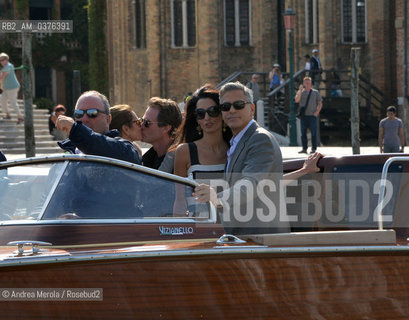 Sx-Dx Sandrone (motoscafista), Cindy Crowford, Rande Gerber, Amal Alamuddin e George Clooney , a Venezia per sposarsi, fotografati durante la corsa in motoscafo verso lhotel Cipriani, 26 settembre 2014..L-R: Sandrone (boat driver), Cindy Crowford, Rande Gerber, Amal Alamuddin and George Clooney, in Venice to get married, photographed during the speedboat ride to the hotel Cipriani, 26 September 2014. ©Andrea Merola/Rosebud2