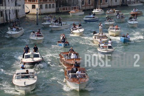 George Clooney e Amal Alamuddin novelli sposi, mentre in motoscafo navigano sul Canal Grande per raggiungere lhotel Cipriani alla Giudecca, Venezia 28 settembre 2014..George Clooney and Amal Alamuddin newlyweds, while in motorboat they sail on the Grand Canal to reach the hotel Cipriani alla Giudecca, Venice 28 September 2014. ©Andrea Merola/Rosebud2