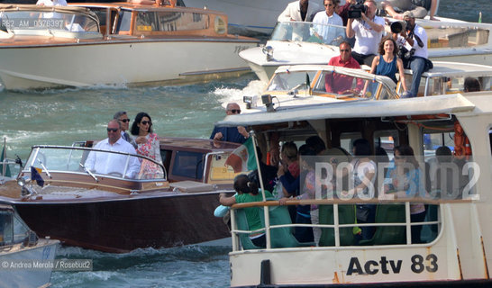 George Clooney e Amal Alamuddin novelli sposi, mentre in motoscafo navigano sul Canal Grande per raggiungere lhotel Cipriani alla Giudecca, Venezia 28 settembre 2014..George Clooney and Amal Alamuddin newlyweds, while in motorboat they sail on the Grand Canal to reach the hotel Cipriani alla Giudecca, Venice 28 September 2014. ©Andrea Merola/Rosebud2