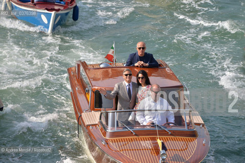 George Clooney e Amal Alamuddin novelli sposi, mentre in motoscafo navigano sul Canal Grande per raggiungere lhotel Cipriani alla Giudecca, Venezia 28 settembre 2014..George Clooney and Amal Alamuddin newlyweds, while in motorboat they sail on the Grand Canal to reach the hotel Cipriani alla Giudecca, Venice 28 September 2014. ©Andrea Merola/Rosebud2